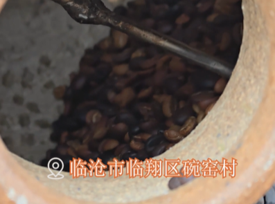 伝統ある龍窯で焼き上げた陶器製ロースターでコーヒー豆を焙煎　雲南省