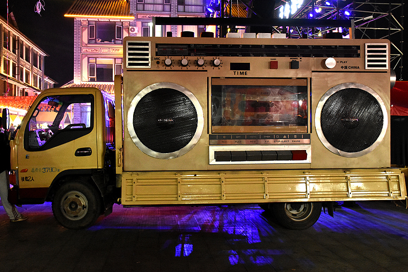 移動する巨大ラジカセはカフェ！　雲南省