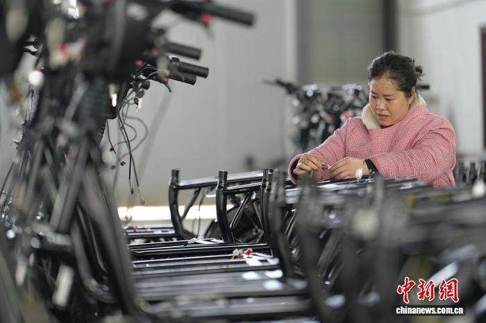 海外向け注文品の生産に追われるオートバイメーカー　貴州省銅仁