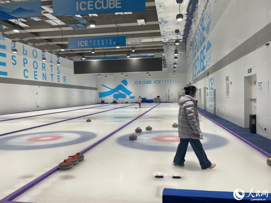 いよいよカーリングのリンクに入る！（撮影・勝又あや子）