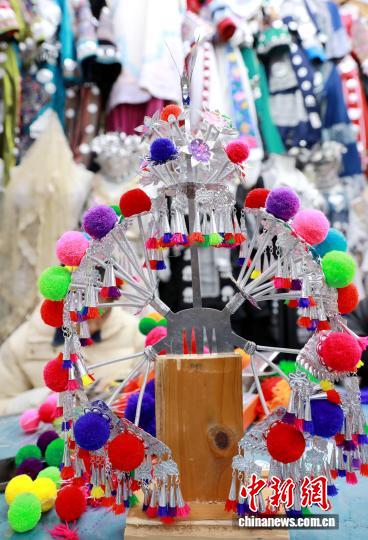 春節を控え、伝統の髪飾りを制作する広西侗族の女性たち