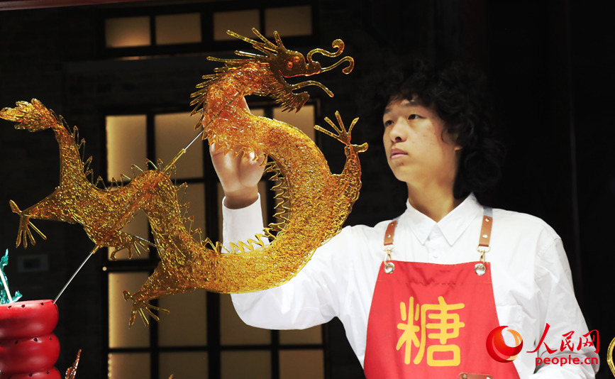 王岐洋さんが制作した「金龍」の飴細工（撮影・常力元）。