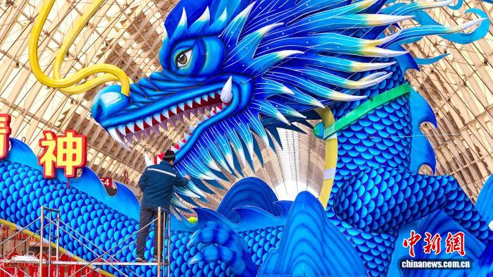 ランタンフェスティバル開催に向けて飾り付け進む山東省青島