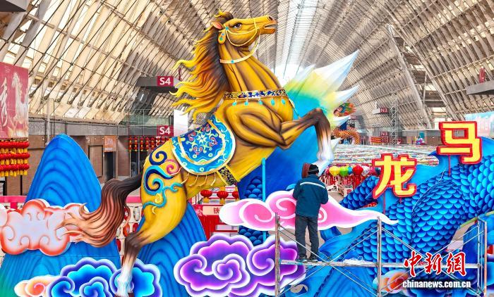 ランタンフェスティバル開催に向けて飾り付け進む山東省青島