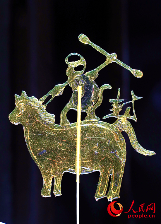 午年の春節に合わせて王岐洋さんが制作した「馬上封侯」をデザインした飴細工（撮影・常力元）。