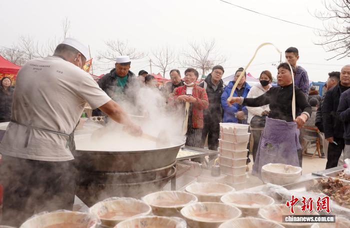 「年越しムード」を満喫できるマーケット・洧川大市　河南省鄭州