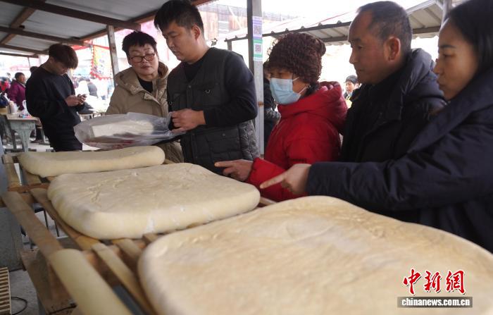 「年越しムード」を満喫できるマーケット・洧川大市　河南省鄭州