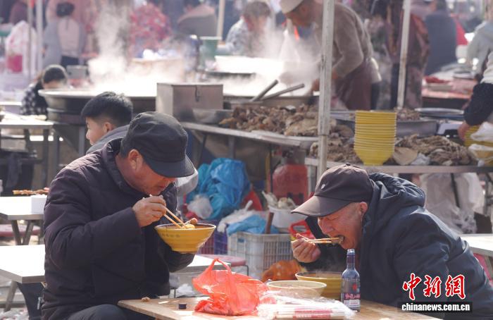 「年越しムード」を満喫できるマーケット・洧川大市　河南省鄭州