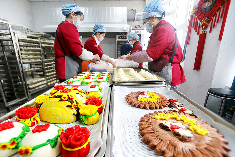 新春を祝う「福馬」の飾り蒸しパン制作がピークに　江蘇省連雲港