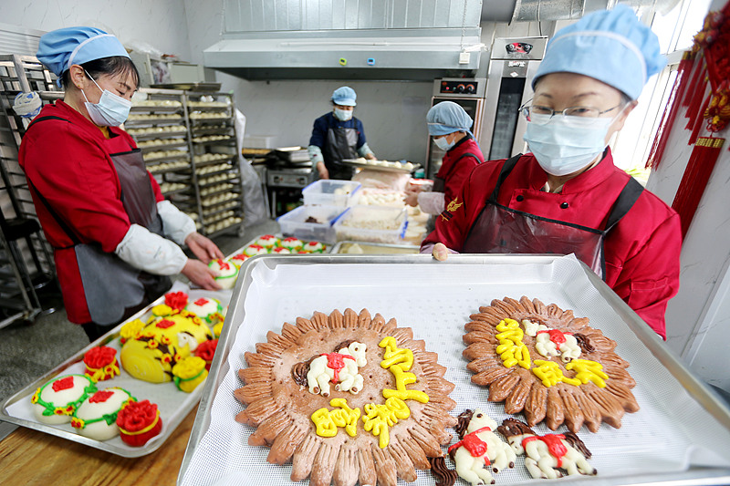 新春を祝う「福馬」の飾り蒸しパン制作がピークに　江蘇省連雲港