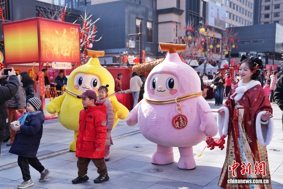 春節ムード高まる北京の隆福寺エリア