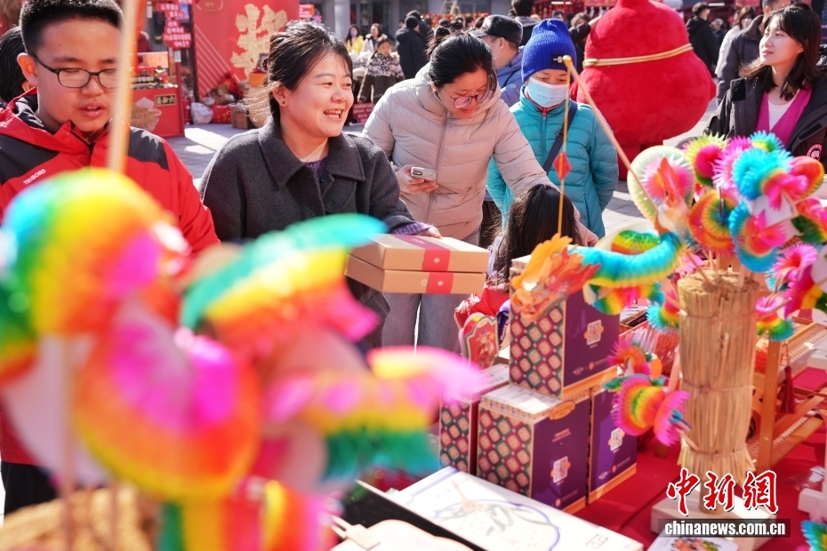 春節ムード高まる北京の隆福寺エリア