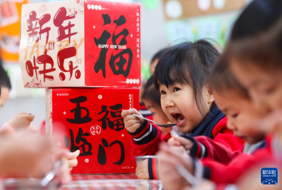 臘八節にあたる1月26日に、「臘八粥」を食べる河北省石家荘市正定県の幼稚園児（撮影・梁子棟）。