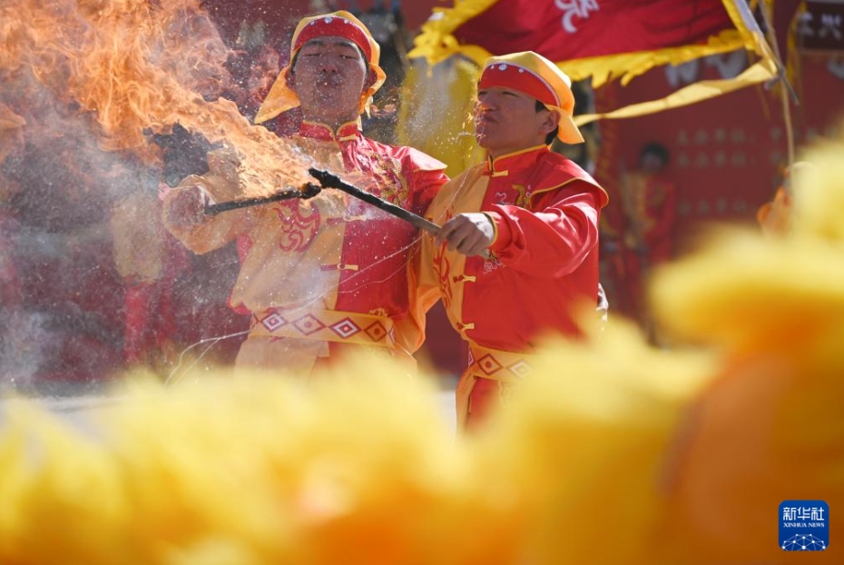 旧暦の12月23日にあたる2月10日、古代の土地神を祀る儀式に由来する祝賀行事「社火」でパフォーマンスを披露するパフォーマーたち（撮影・張暁亮）。