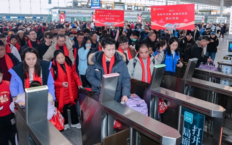2月10日、帰省する労動者をねぎらうイベントの様子（画像提供・西安市労働組合）。
