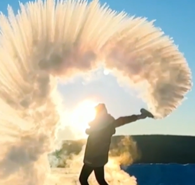 お湯が一瞬で凍り付く寒さ　中国最北端の地・漠河