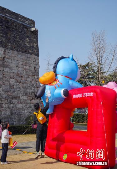 南京の観光スポット中華門に馬モチーフの特大エアバルーン登場