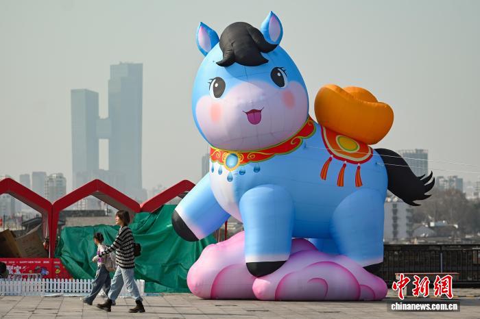 南京の観光スポット中華門に馬モチーフの特大エアバルーン登場