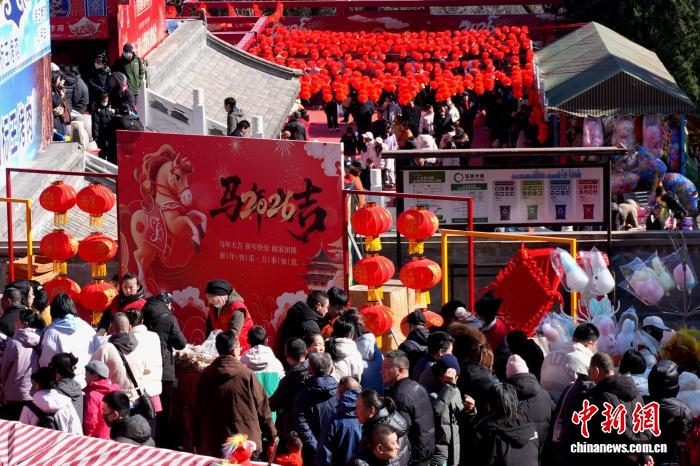 大勢の市民で賑わいを見せる北京八大処公園で開幕した新春文化縁日（2月17日撮影・趙隽）。