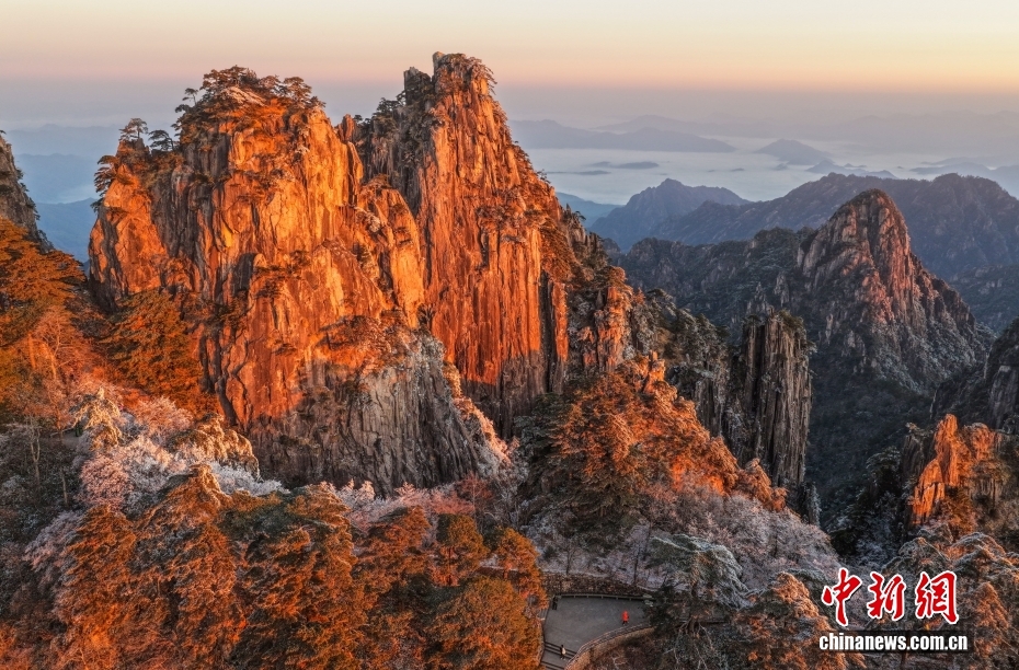 雪が止み、朝焼けに照らされた黄山（資料写真、2025年12月14日撮影・施亜磊）。