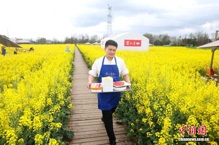 今年も人気を集める「菜の花畑で火鍋」　四川省成都市