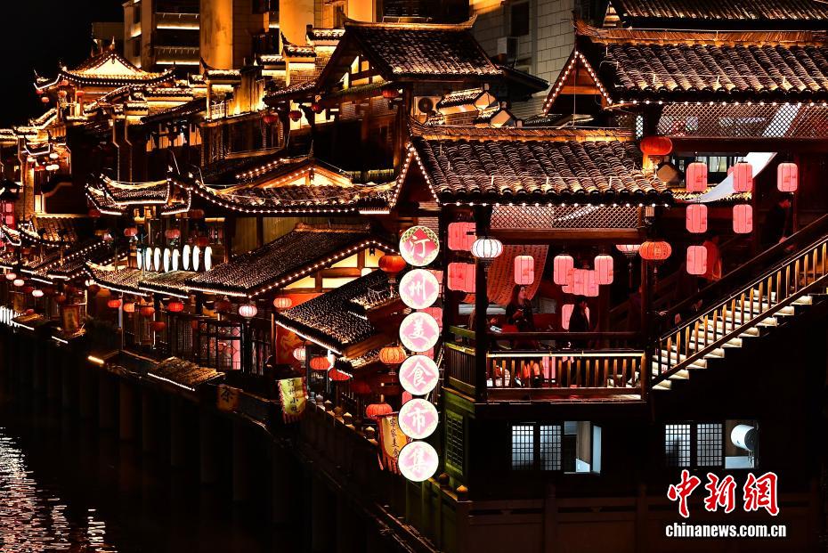 ライトアップで美しく照らされた「客家の首府」　福建省長汀