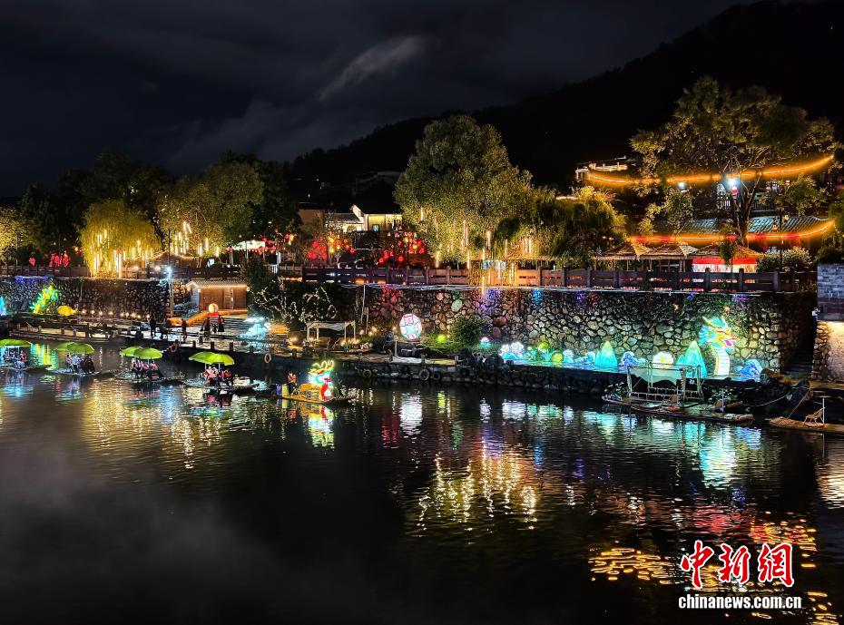 ライトアップで美しく照らされた「客家の首府」　福建省長汀