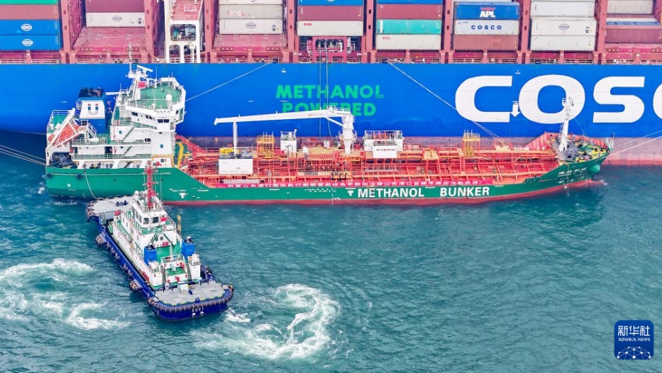 山東・青島港で初となるグリーンメタノールの船舶間バンカリング実施