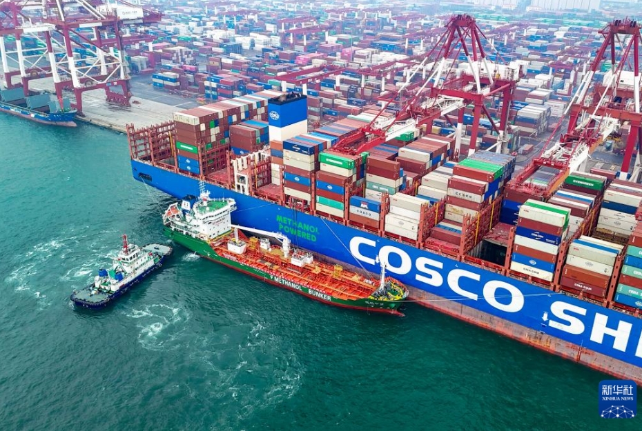 山東・青島港で初となるグリーンメタノールの船舶間バンカリング実施