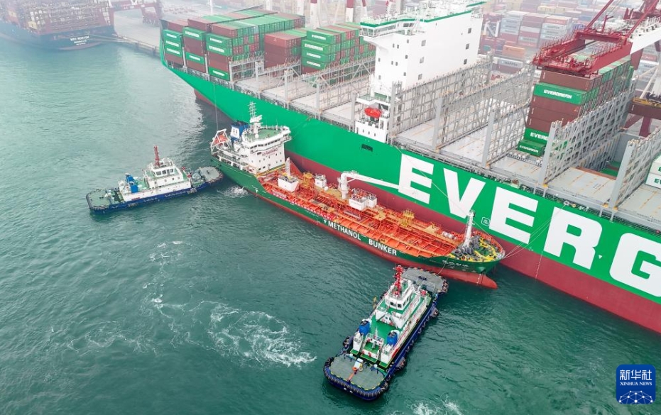 山東・青島港で初となるグリーンメタノールの船舶間バンカリング実施