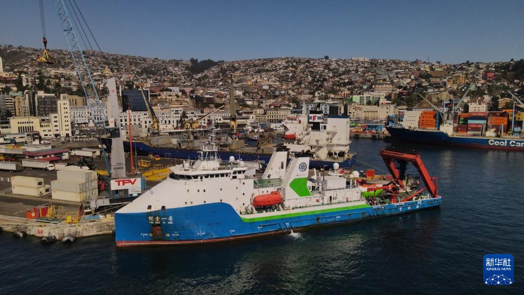 3月5日に撮影されたチリのバルパライソに停泊中の科学調査船「探索1号」（ドローン撮影）。撮影・ビクトル・ガラート