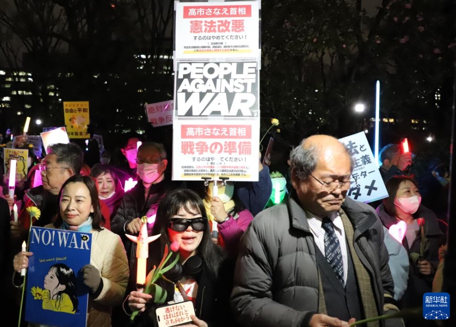 日本の国会議事堂前で約1万人が抗議集会　高市政権の危険な政策に反対