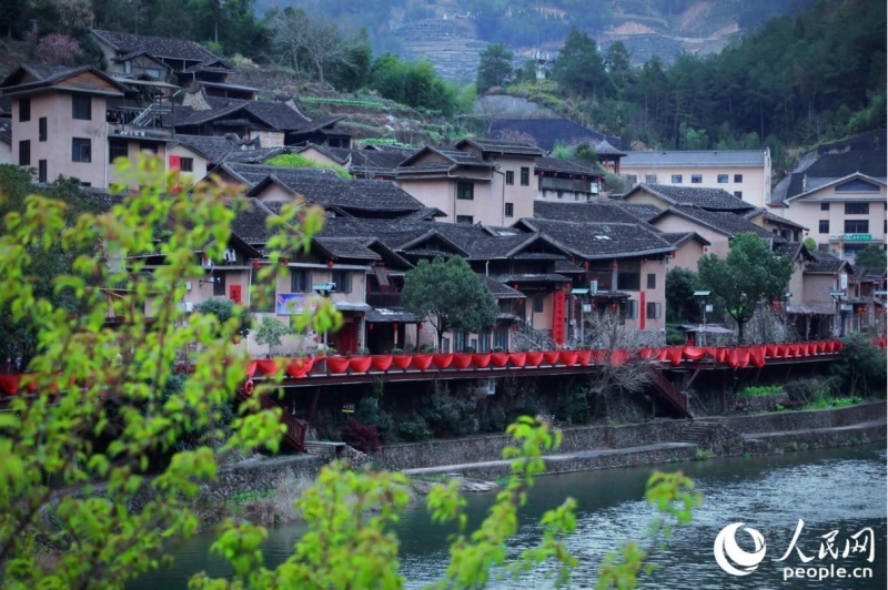 農村振興の新たな成果を示す「中国の窓」となっている下党郷（撮影・李唯一）。