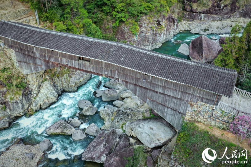 鸞峰橋の下を流れる青く澄んだ川（撮影・李唯一）。