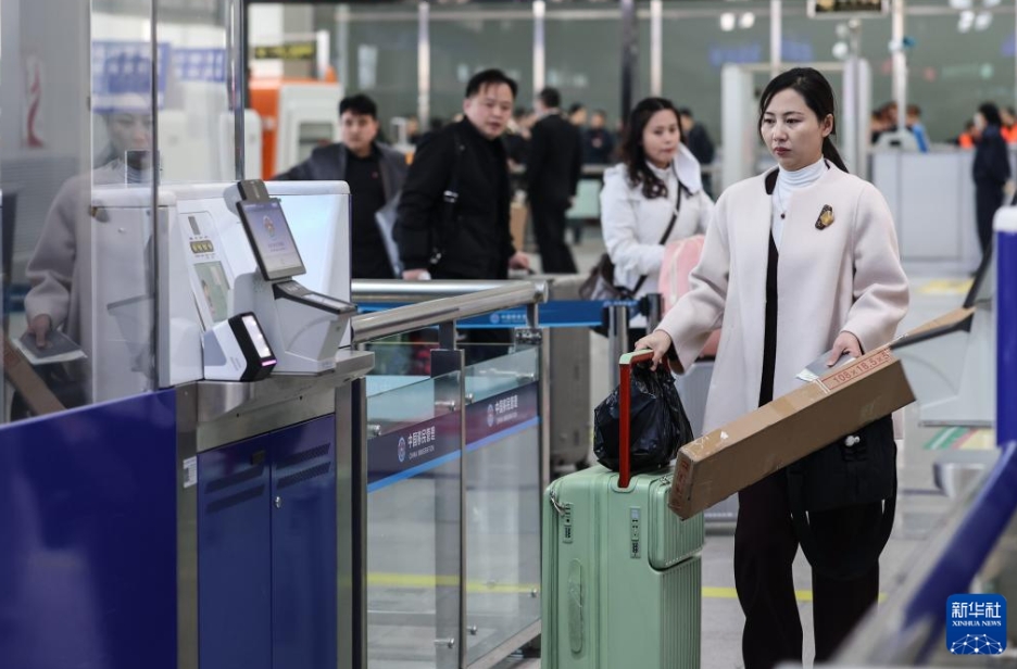 中国と朝鮮を結ぶ国際旅客列車が平壌に到着