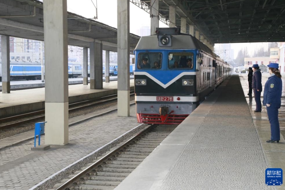中国と朝鮮を結ぶ国際旅客列車が平壌に到着