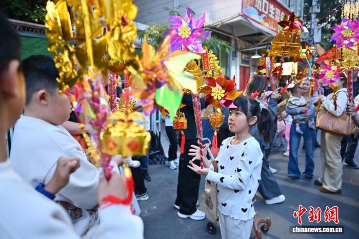 レタスで財を成す？民俗イベント「坑口生菜会」開催　広東省広州