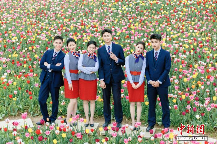 チューリップ畑で写真を撮影する学生たち（写真提供・四川西南航空職業学院）。