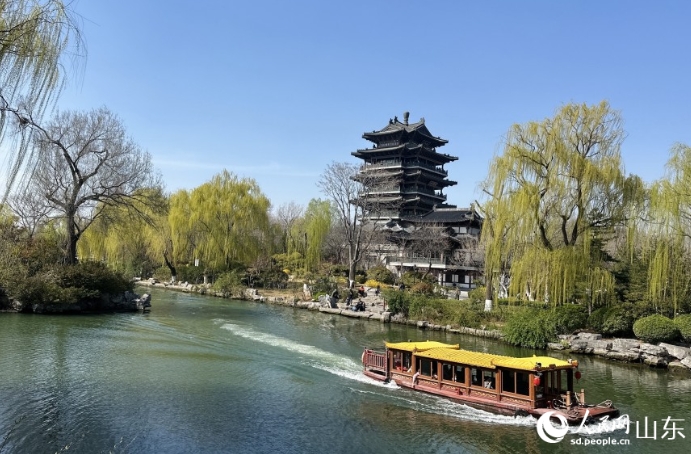 春色に染まる大明湖　山東省