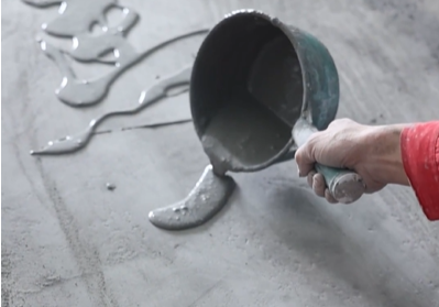 山東省の左官職人がセメントで書きあげた「春暖花開」の字の美しさに称賛の声