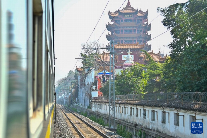 黄鶴楼の横を通過する武漢の環状線の列車（写真提供・取材対象者）。