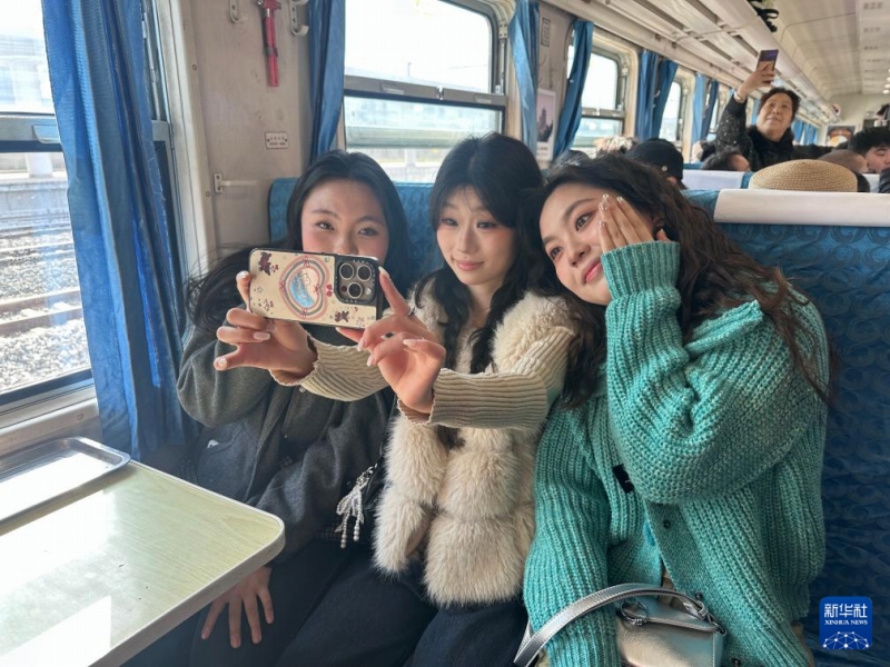 車内で記念写真を撮影する女性たち（写真提供・取材対象者）。