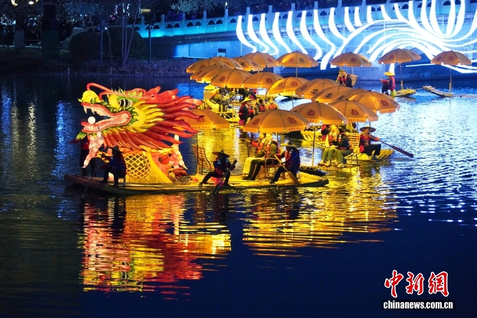陽朔の無形文化遺産「金竜」が夜の亮馬河をパレード　北京