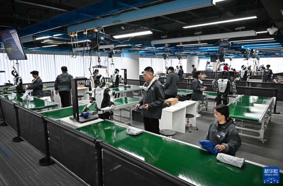 人型ロボットの「新人研修」を行う山東省青島のデータ収集・訓練場