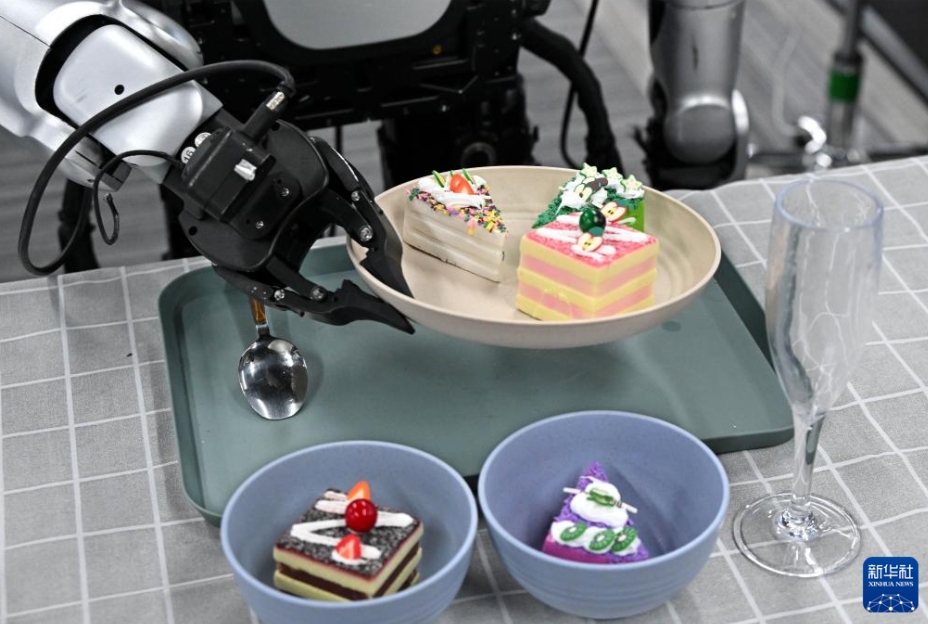 人型ロボットの「新人研修」を行う山東省青島のデータ収集・訓練場