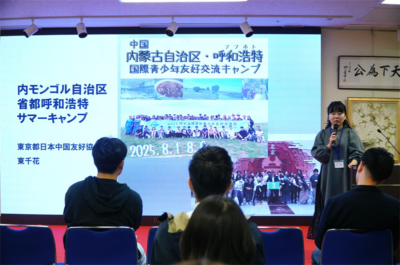 内蒙古自治区を訪問した時に体験したことや感じたことを話す女性（撮影・蒋暁辰）。