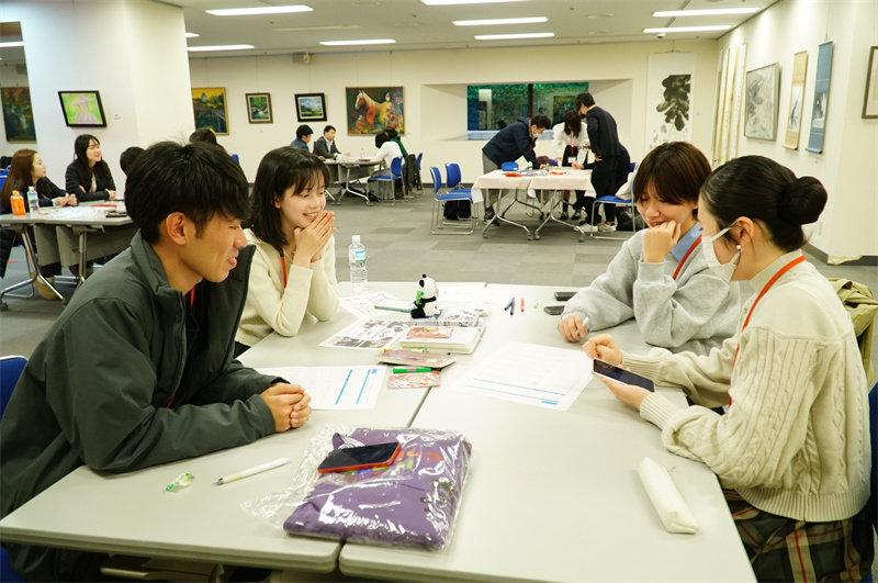 熱心に議論を交わす若者たち（撮影・蒋暁辰）。