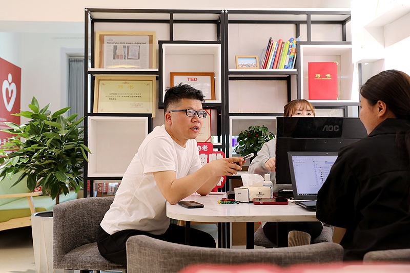 西安の青年が数十万元投じて助け合いの精神促す「肩ポンカード」を制作　陝西省