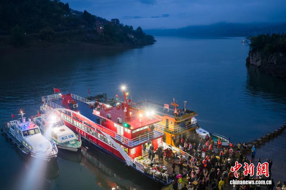 ネットで人気の「カゴを背負って長江を渡る」新しい船が運航開始　重慶市