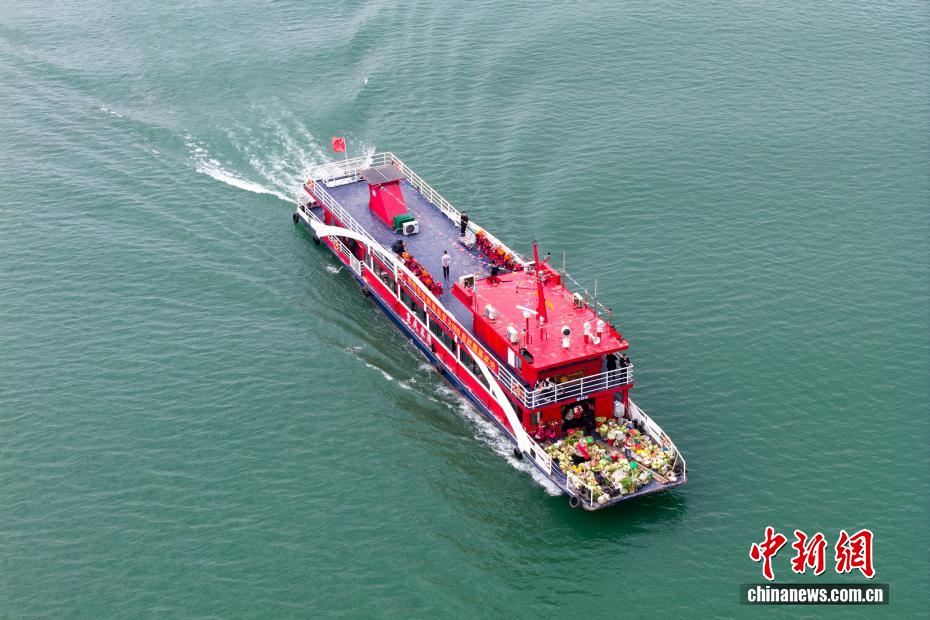 ネットで人気の「カゴを背負って長江を渡る」新しい船が運航開始　重慶市